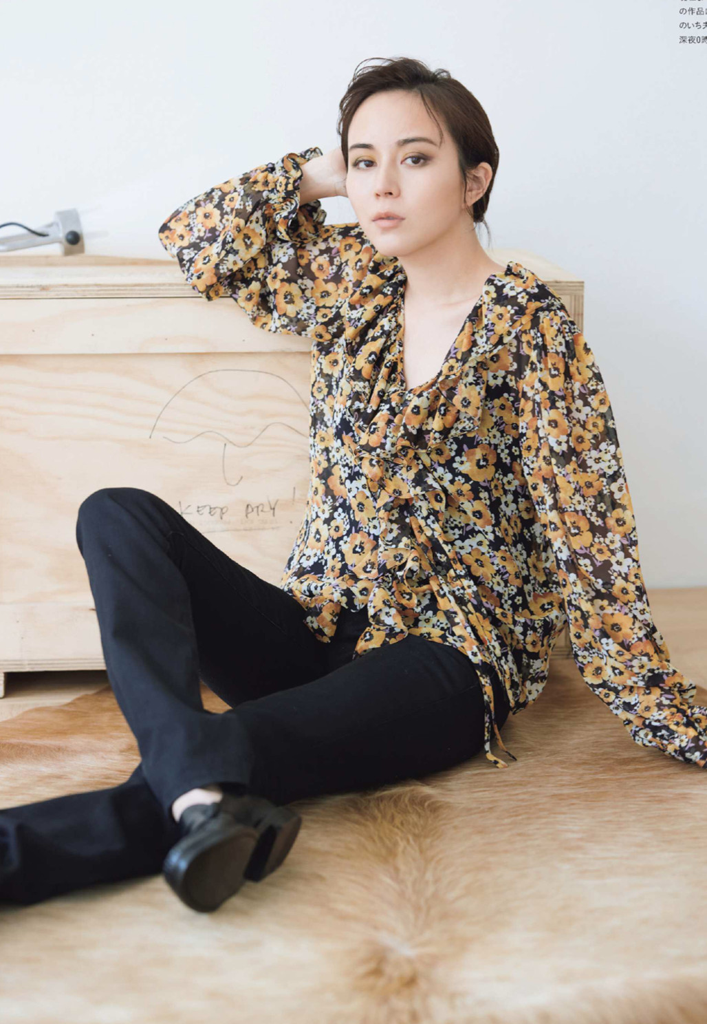 日本轻*女熟**系列「比嘉爱末」时尚穿搭写真集