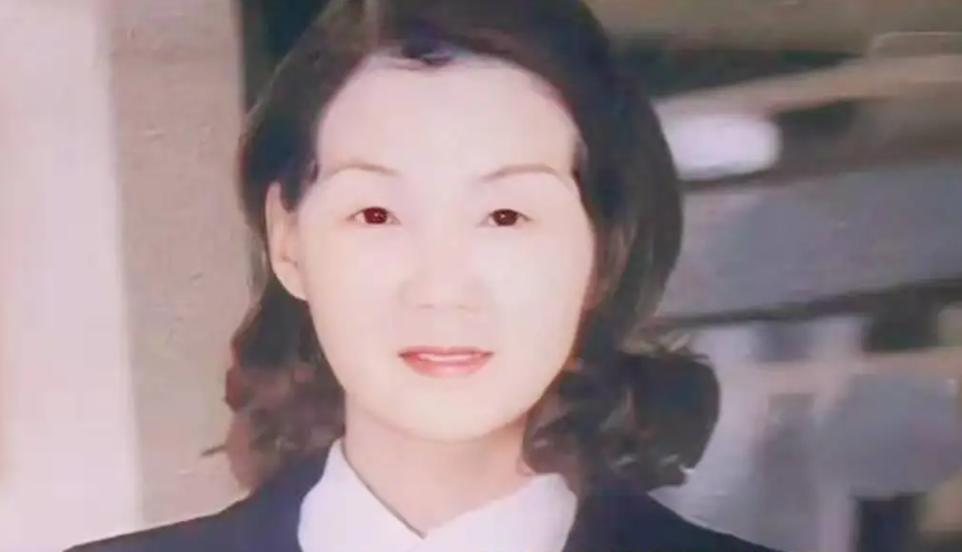 老公娶保姆，独女自杀，坐牢18年出狱后扫厕所，80岁赚千万翻身