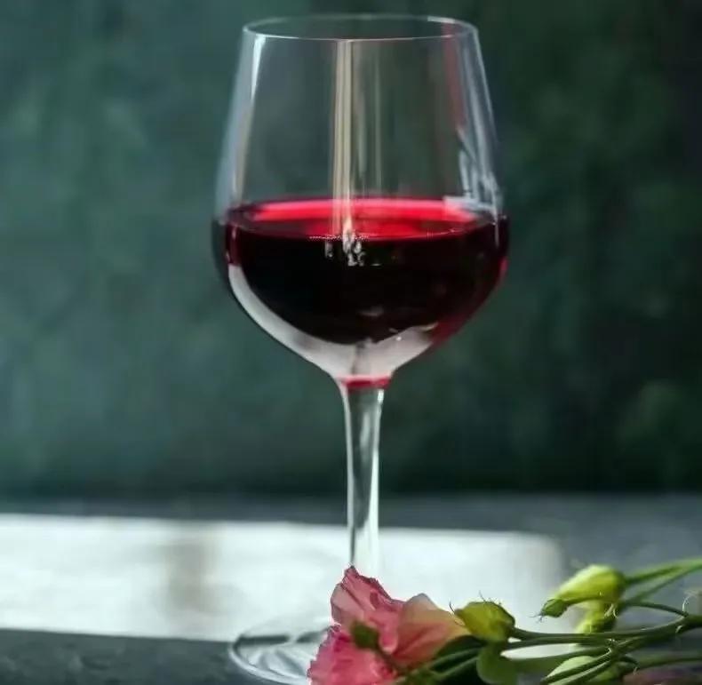 故事不长不难讲脸红相遇眼红收场,脸红相遇眼红散场故事不长也不难