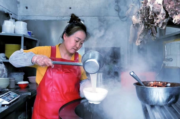 急救女子人工呼吸胸外按压,女医生胸外按压救人