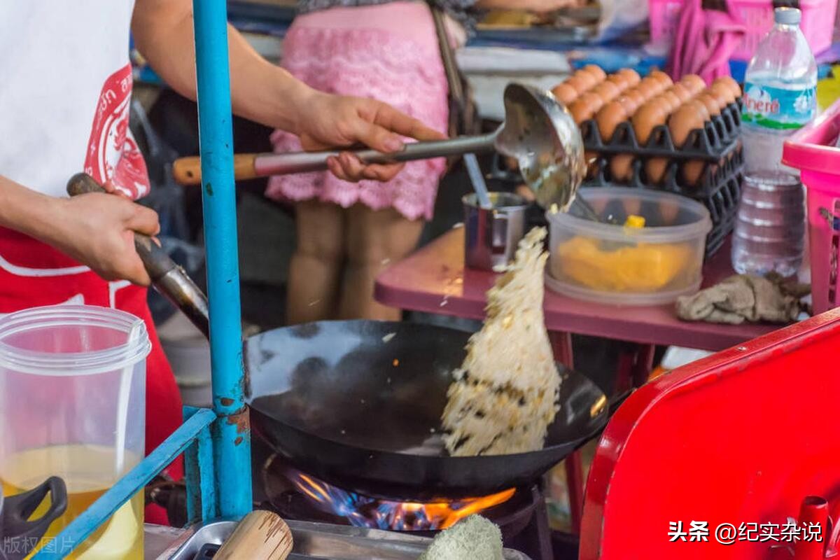 摆摊卖炒饭一年赚10万方法,一位平民女士靠卖炒饭创业成功