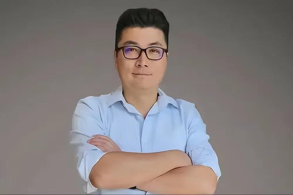 28岁男子用5万积蓄创业成千万富豪,穷小伙借2万元创业4年赚1亿