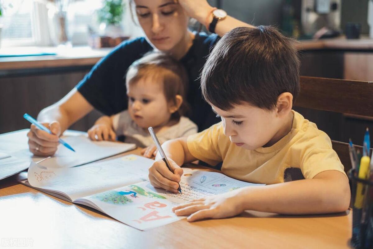 每天睡前10分钟陪孩子交流5个问题,睡前一小时坚持陪孩子做这件事