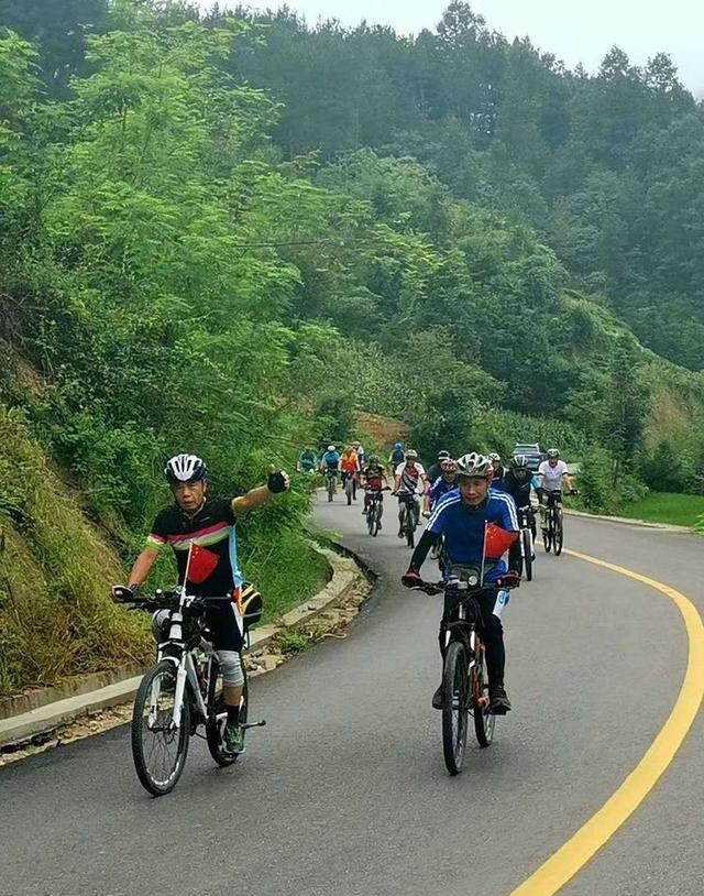 我急切地加入老年骑友群后，发现老年男女关系很复杂，我果断退群