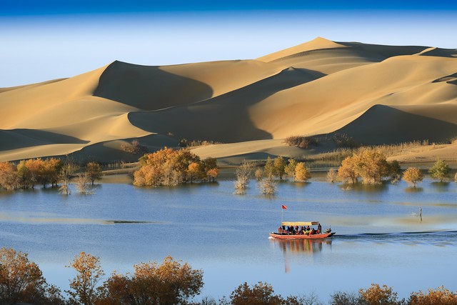 藏山旅游跟团,藏西和藏东哪个适合旅游