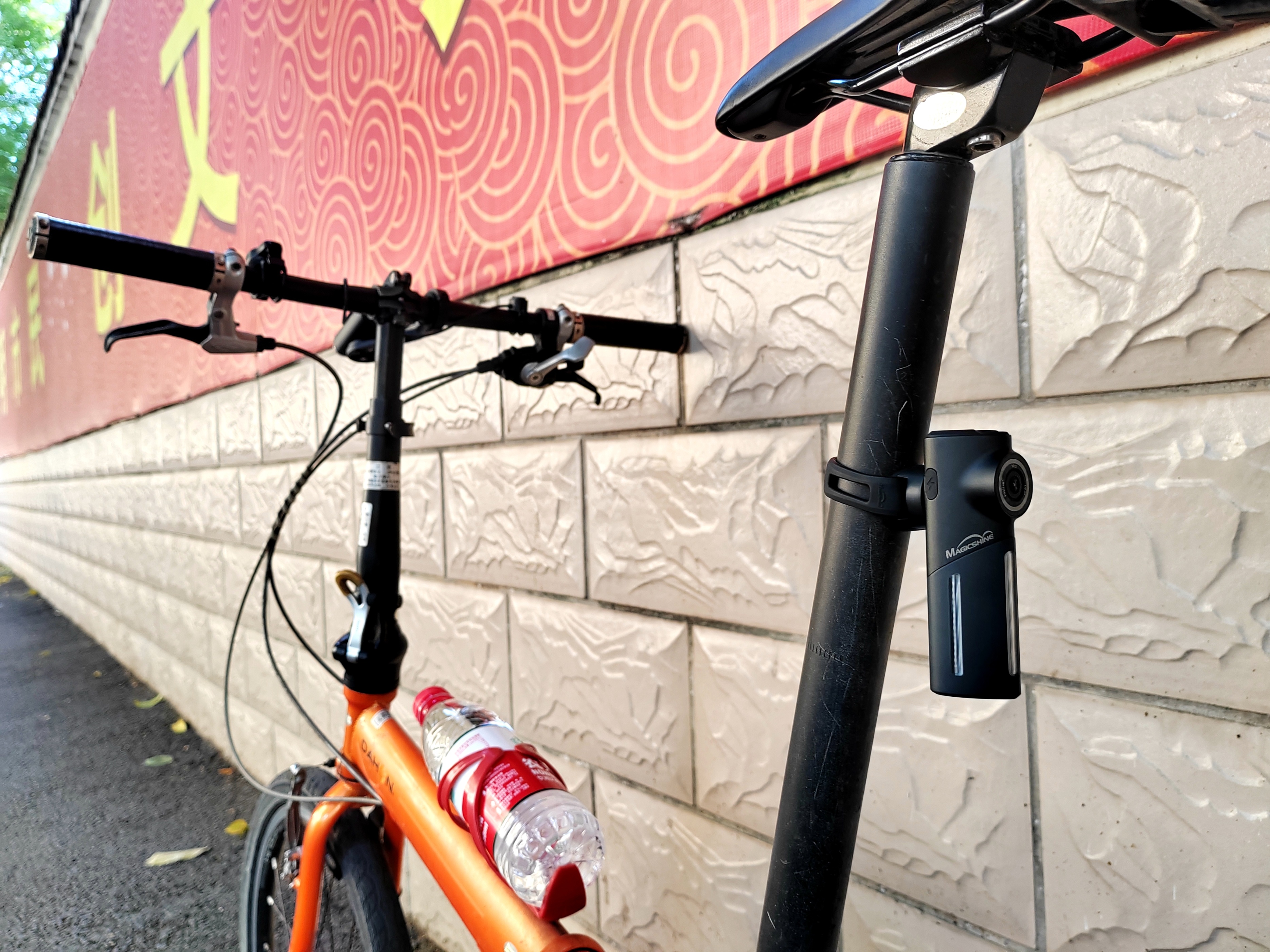 迈极炫seemeedv测评,迈极炫尾灯行车记录仪一直闪白灯