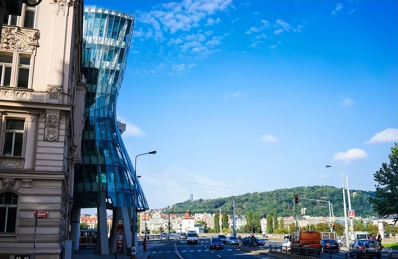 解构主义弗兰克盖里,美国建筑师弗兰克盖里的建筑风格