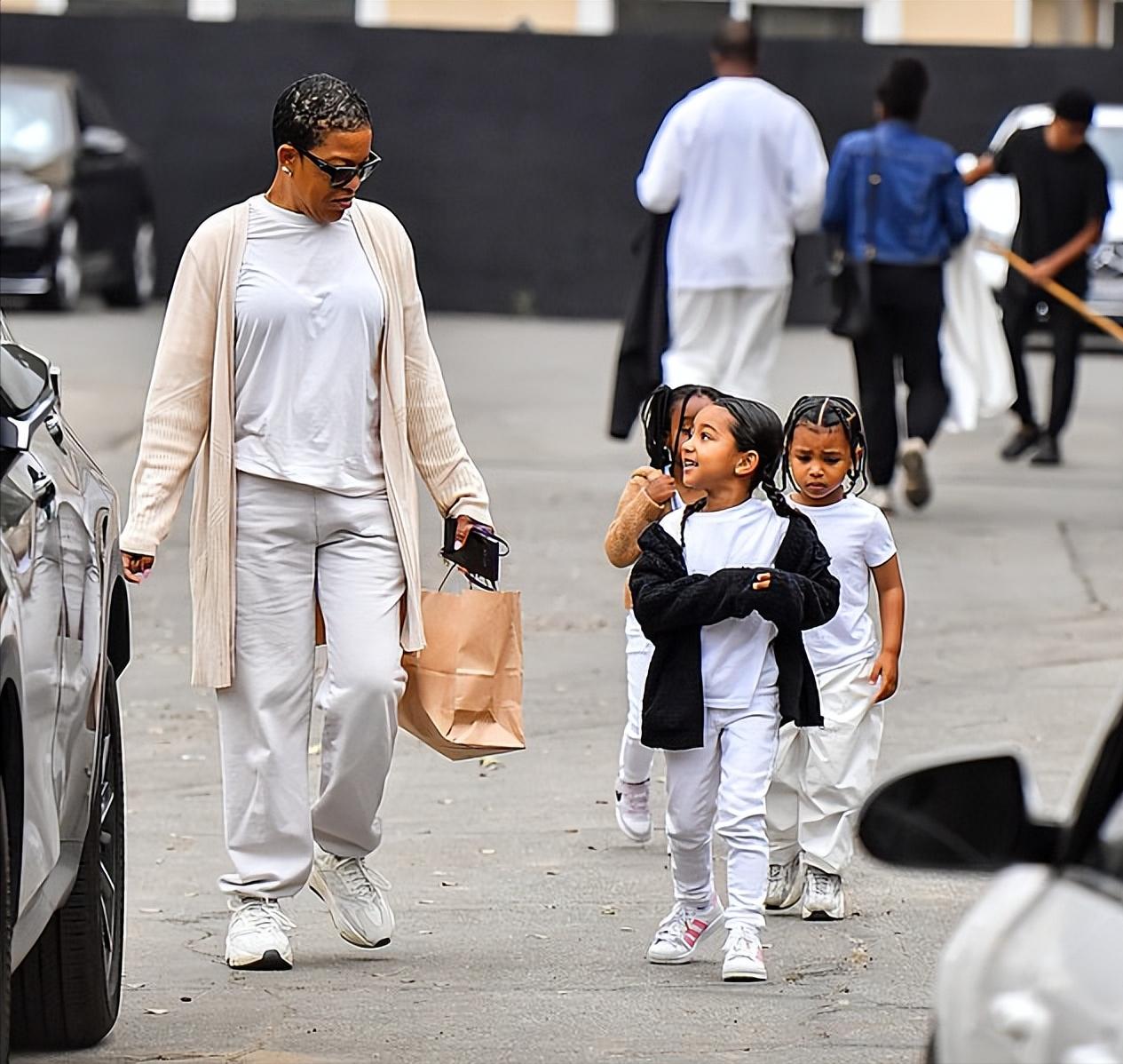 坎爷和24岁新欢出街秋裤,坎爷带妻子出门