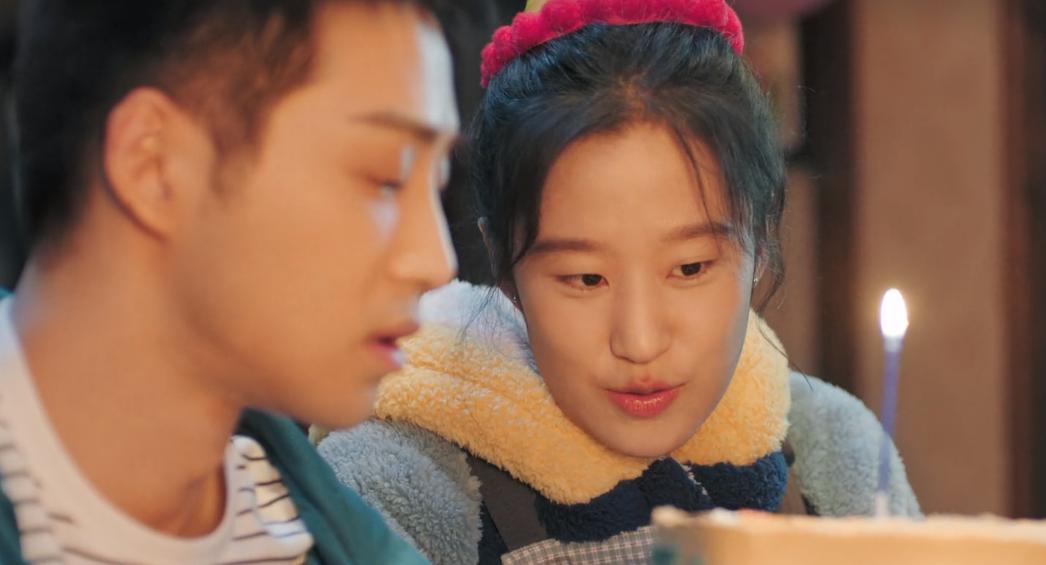 熟年：带资进组？何志超的小姨，完美诠释了素人与明星的差距