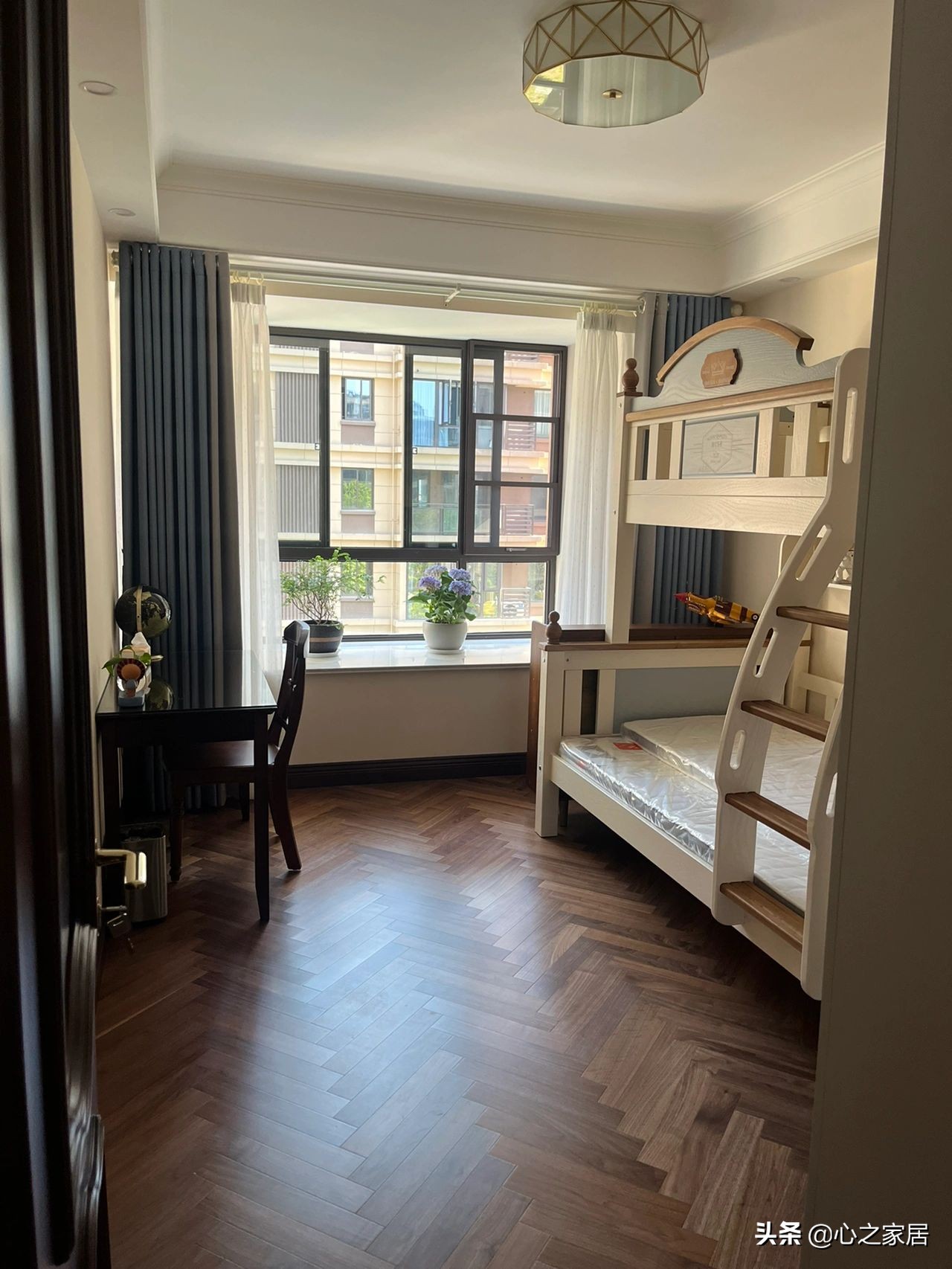 美式挑空栏杆装修效果图,美式装修风格过道全屋效果图