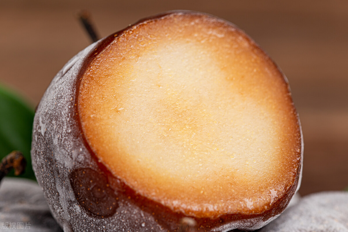 东北冻梨甘甜多汁,冻梨怎么吃有止咳效果