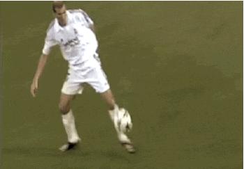 齐达内把足球艺术发挥得淋漓尽致,足球十大中场大师齐达内