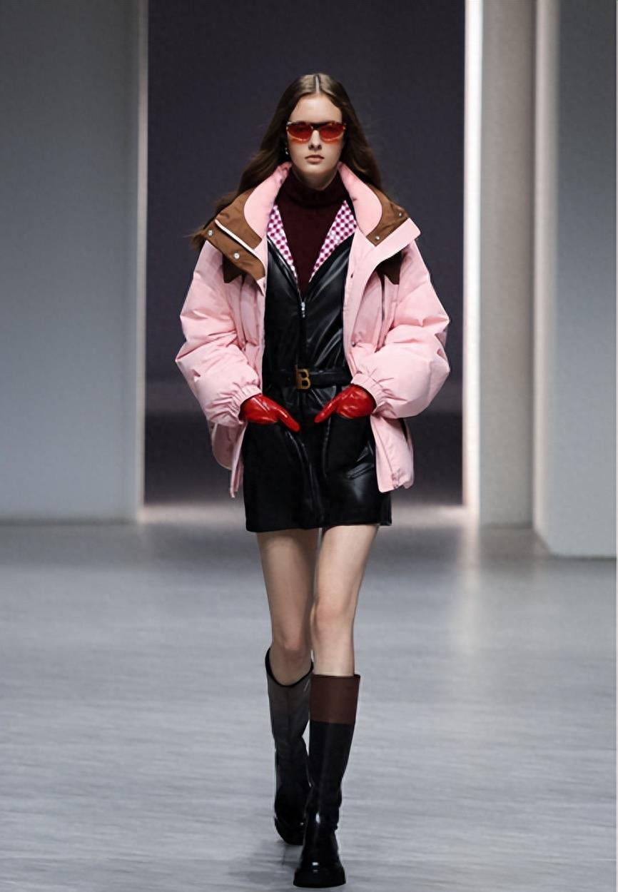 太平鸟镂空最新款,绒爱服饰