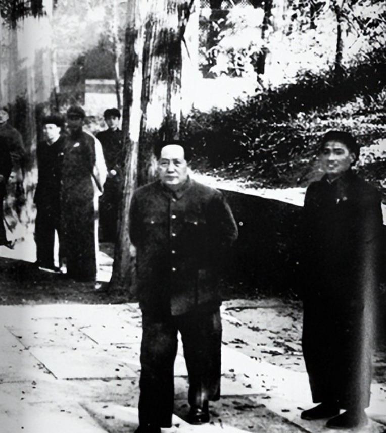 52年孔子玉陪毛主席参观孔府时，*世友许**坦言：孔家是几千年的贵族