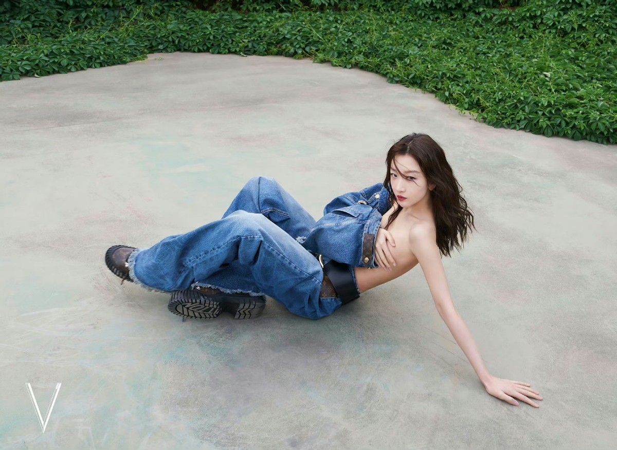 周冬雨巴黎时装周看秀造型,周冬雨vogue活动造型同款模特衣服