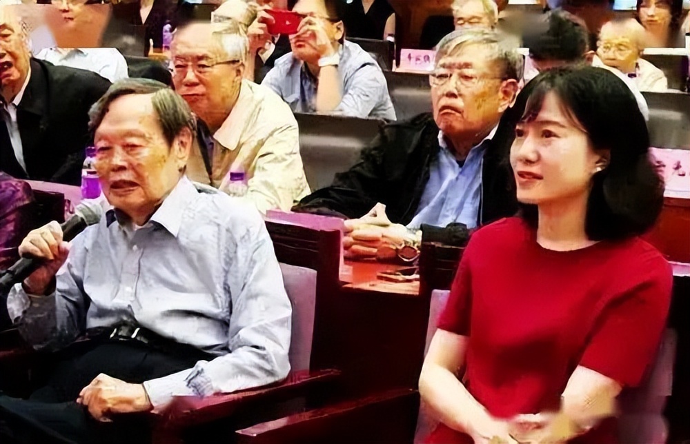 翁帆嫁给大自己54岁的杨振宁了吗,翁帆与杨振宁的婚姻生活曝光