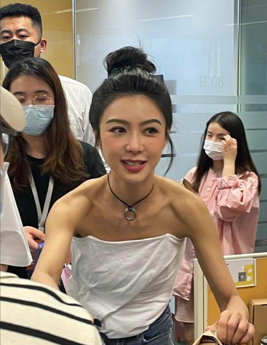 从小黑妞到“白灯泡”，吃美白药、猪蹄敷脸、全身涂粉…女星真难