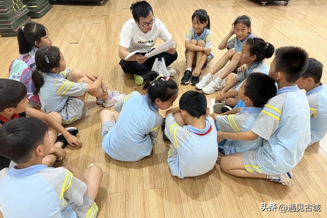 锦旗传谢意师爱暖人心师大御小有温度教育！