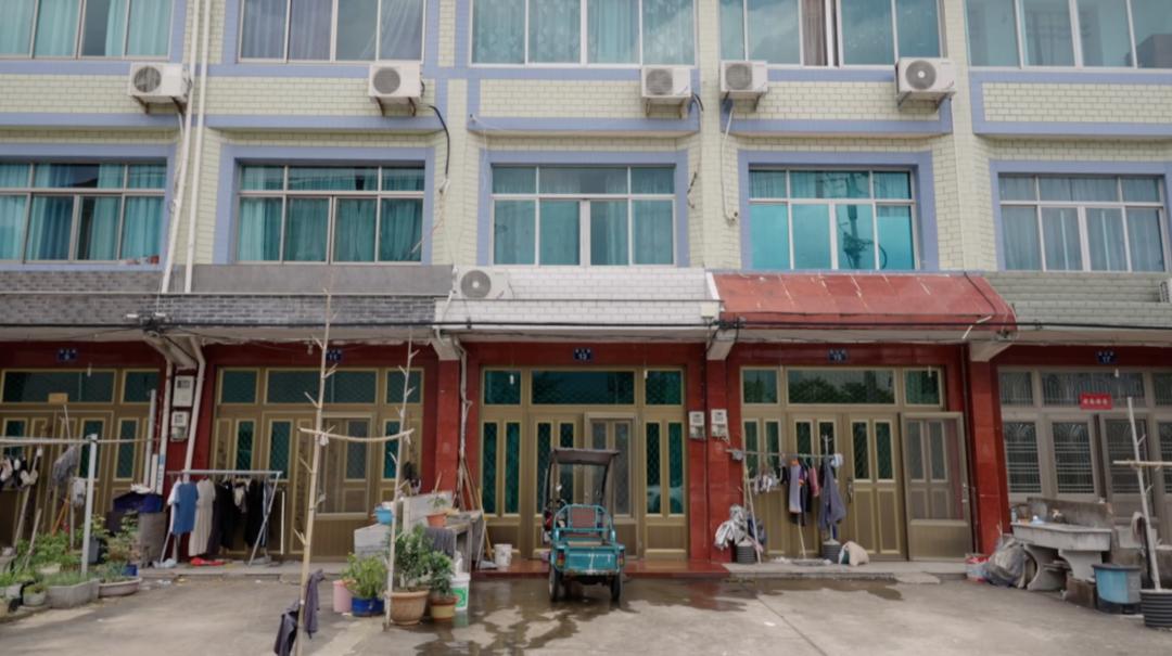 57岁北漂女工，在女厕3㎡管道间里画画：这里安放我的灵魂