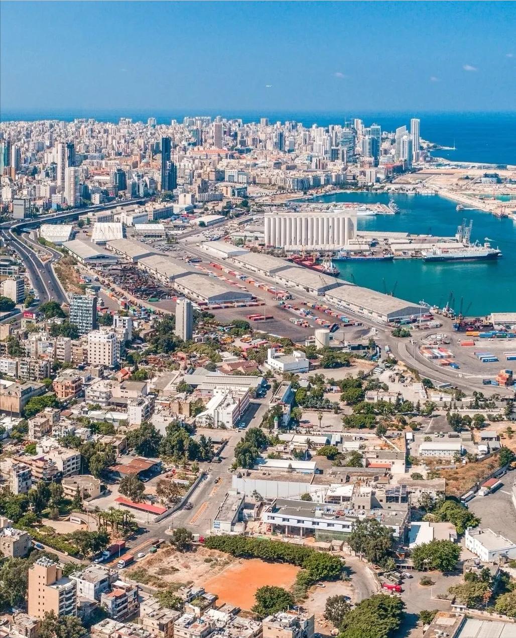 38张照片看世界：黎巴嫩被毁坏的港口，山洞球场