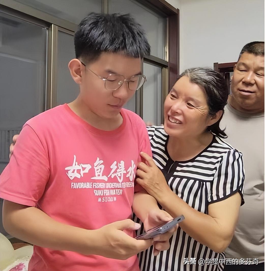 最美环卫工妈妈的儿子考了多少分,最美妈妈环卫工儿子上什么大学