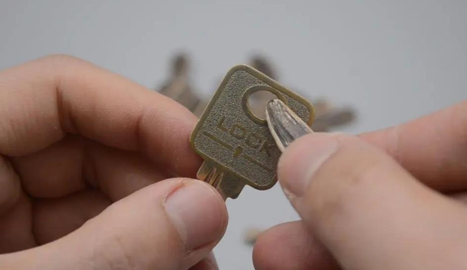 家里废旧钥匙别扔了，这7个作用花钱都买不到，解决不少人的烦恼