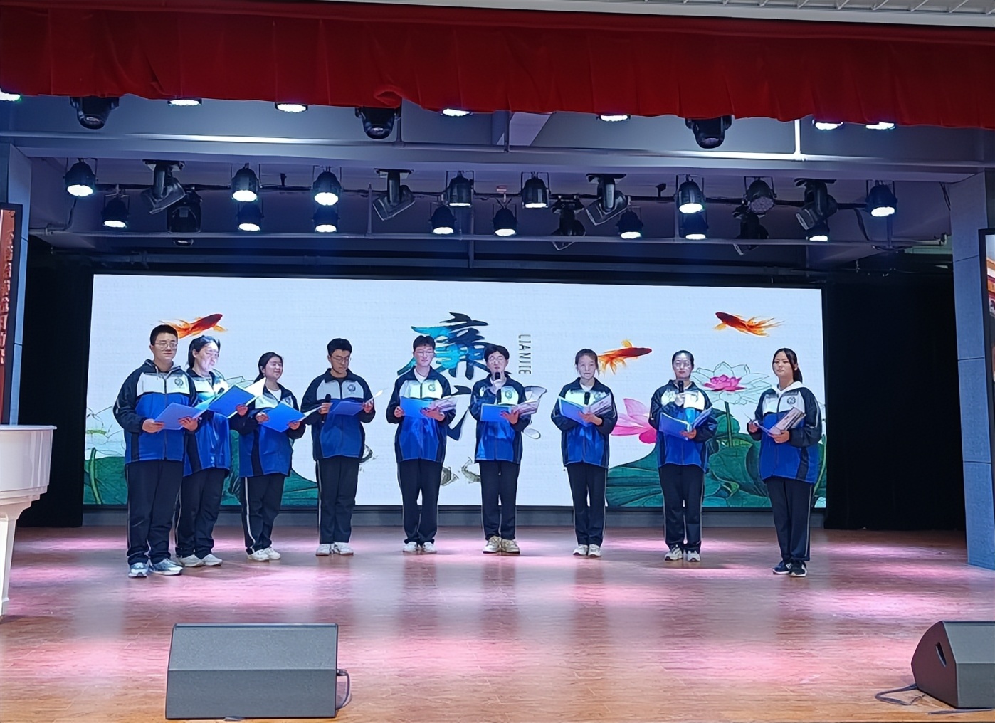 众志成城筑廉洁校园，两袖清风育桃李芬芳——河津中学举办“从我做起，敬廉崇洁”为主题的校园文化艺术活动