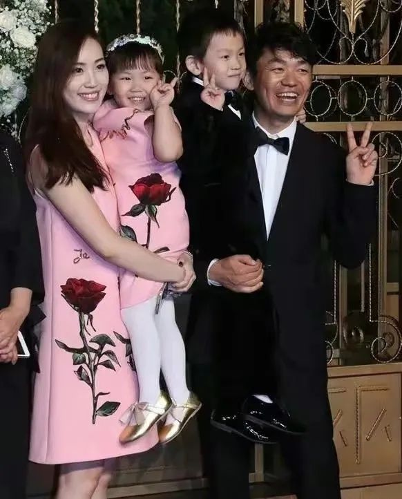 王宝强与女友冯清现身,王宝强携女友冯清现身