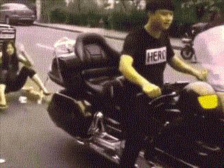 怎么安慰平胸的女孩,女朋友是个平胸怎么办