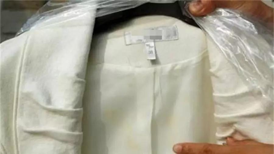 怎么洗发黄的羽绒衫,白色羽绒服洗了会发黄怎么回事