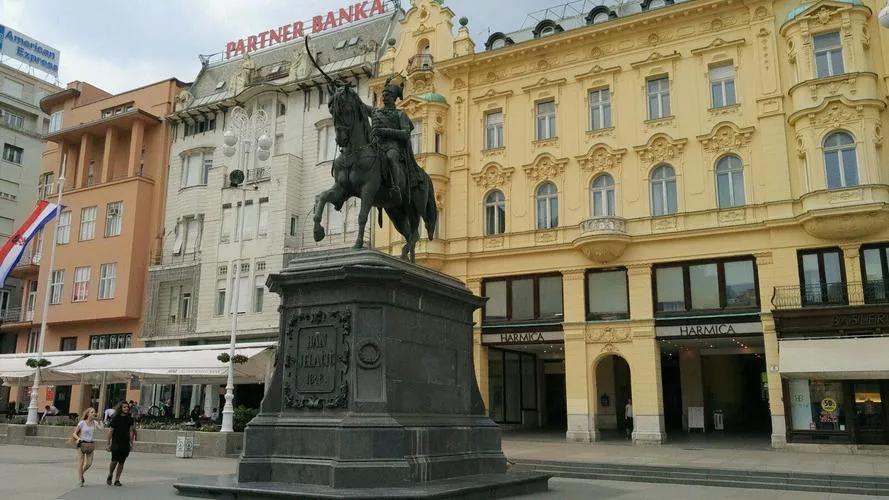 世界足球强国，有地球之眼、海景沙滩、城堡宫殿，中国九寨沟美景