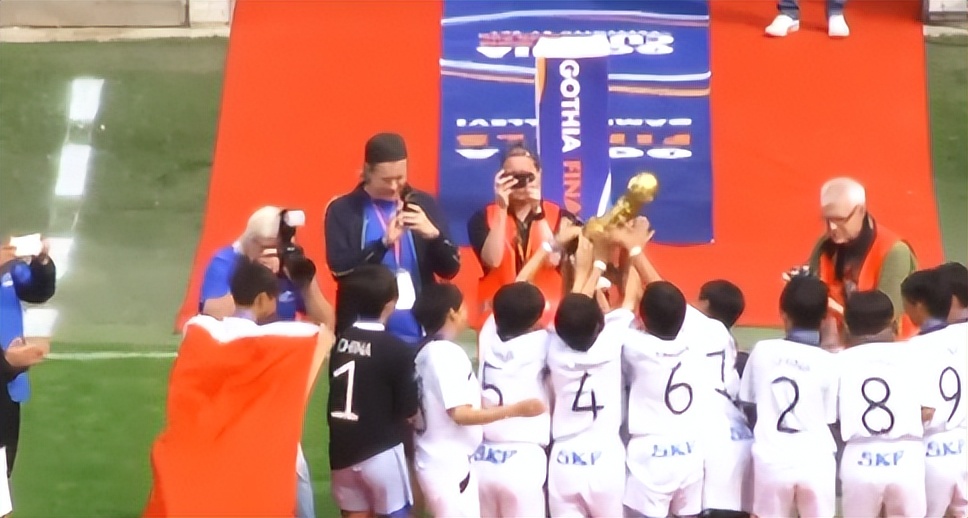 梅西捐款琼中女足,梅西慈善公益完整视频