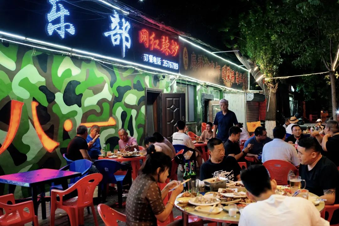 去了这座魔幻的东北烧烤之城，感觉这些年的烧烤都白吃了