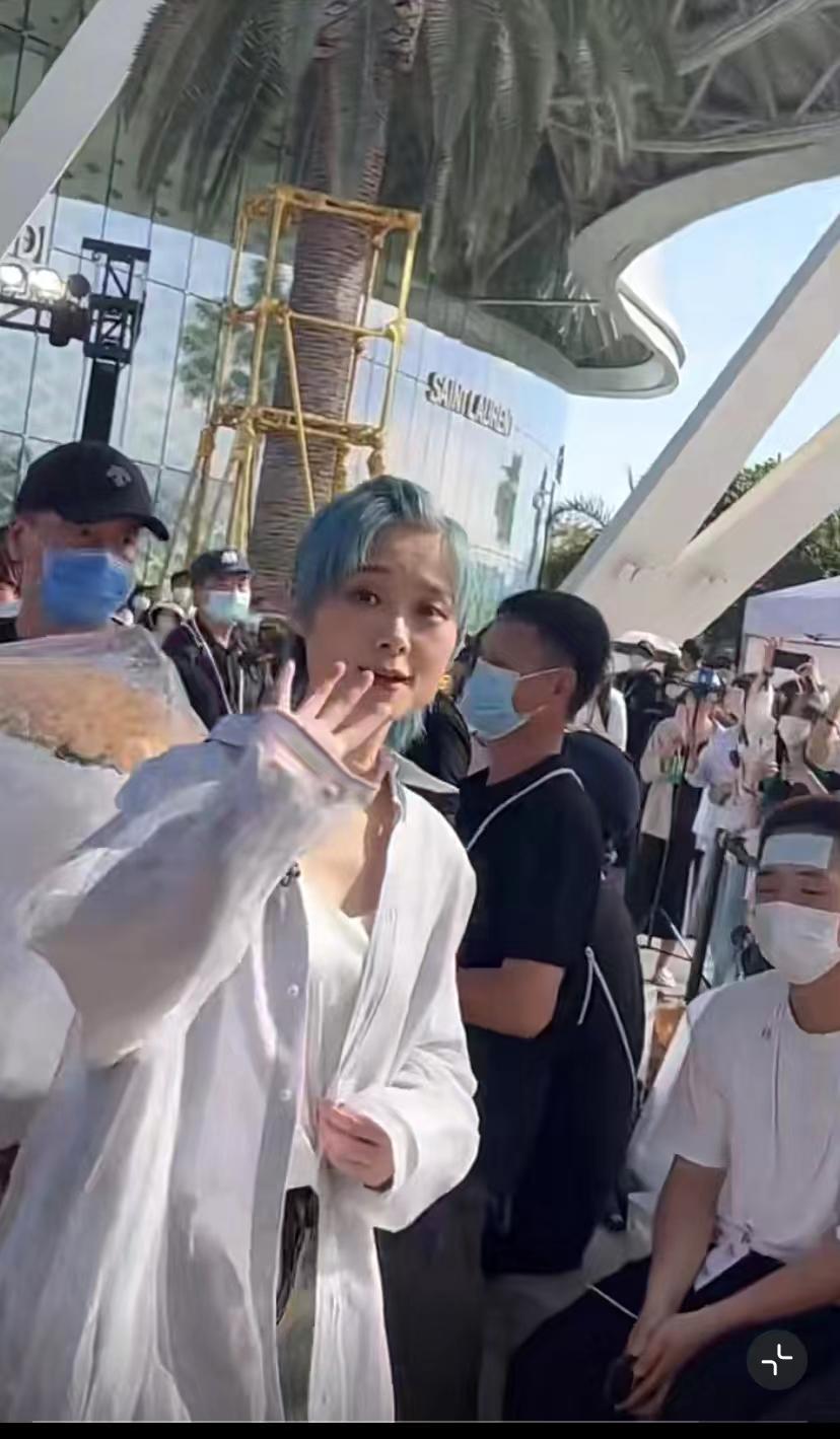 李宇春变身小红帽出席活动,李宇春穿短发短裤