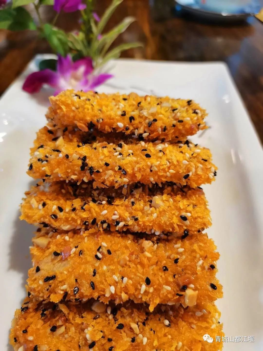 来都江堰的山间溪畔赴一场“好食光”！青山间的火锅店、花园里的小食堂......赏景美食两不误~