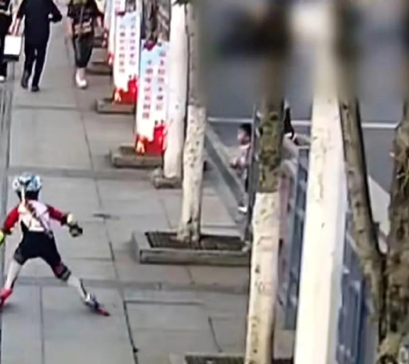 撞车中途离开再回来算肇事逃逸吗,被撞者离开事故现场算肇事逃逸吗