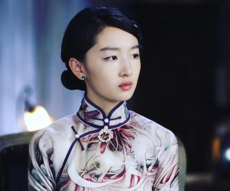 刘嘉玲关晓彤同框,穿旗袍大秀窈窕好身材