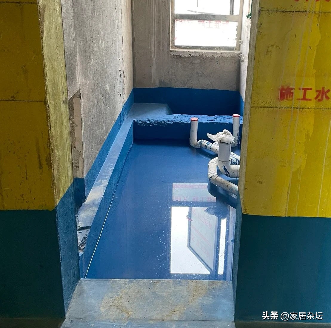 卫生间门口墙面返潮,刚装修不久卫生间门口返潮