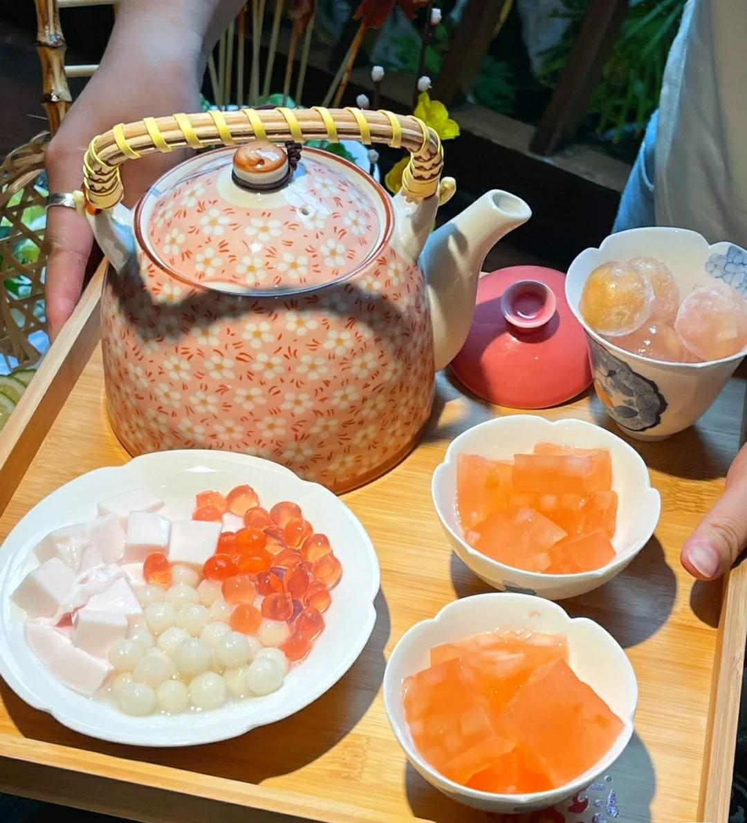 拇指包、太阳蛋、铁盒冰粉......半个川渝火锅圈都在卖