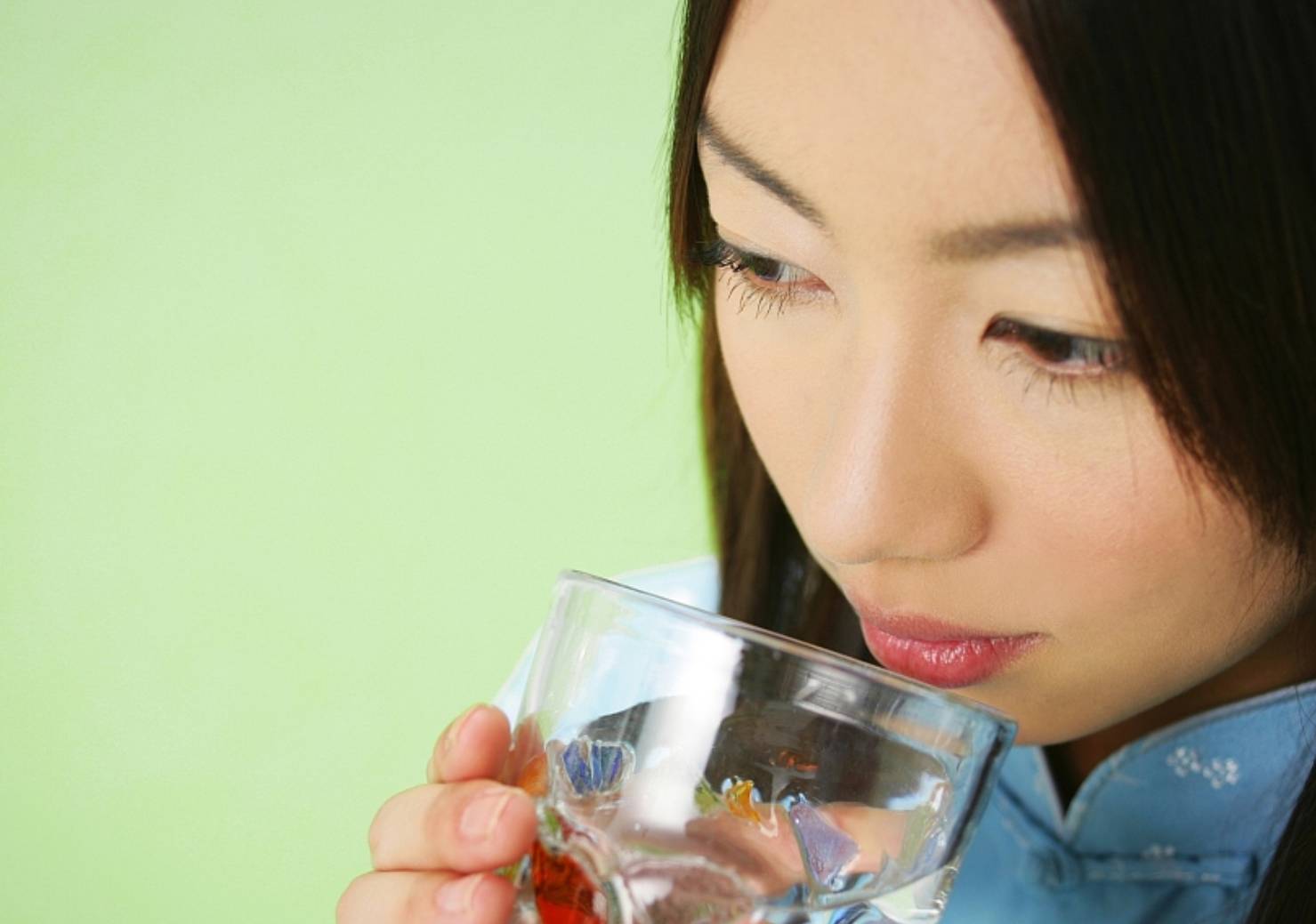 喝酒脸红的人和脸白的人哪个能喝,喝酒脸红的人到底能不能喝科普