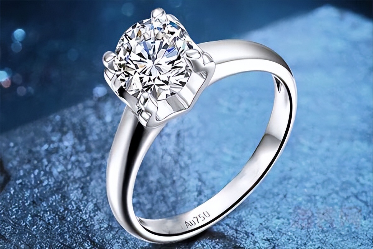 网友急需用钱该不该帮,夫妻花3万买钻戒现只卖2000元