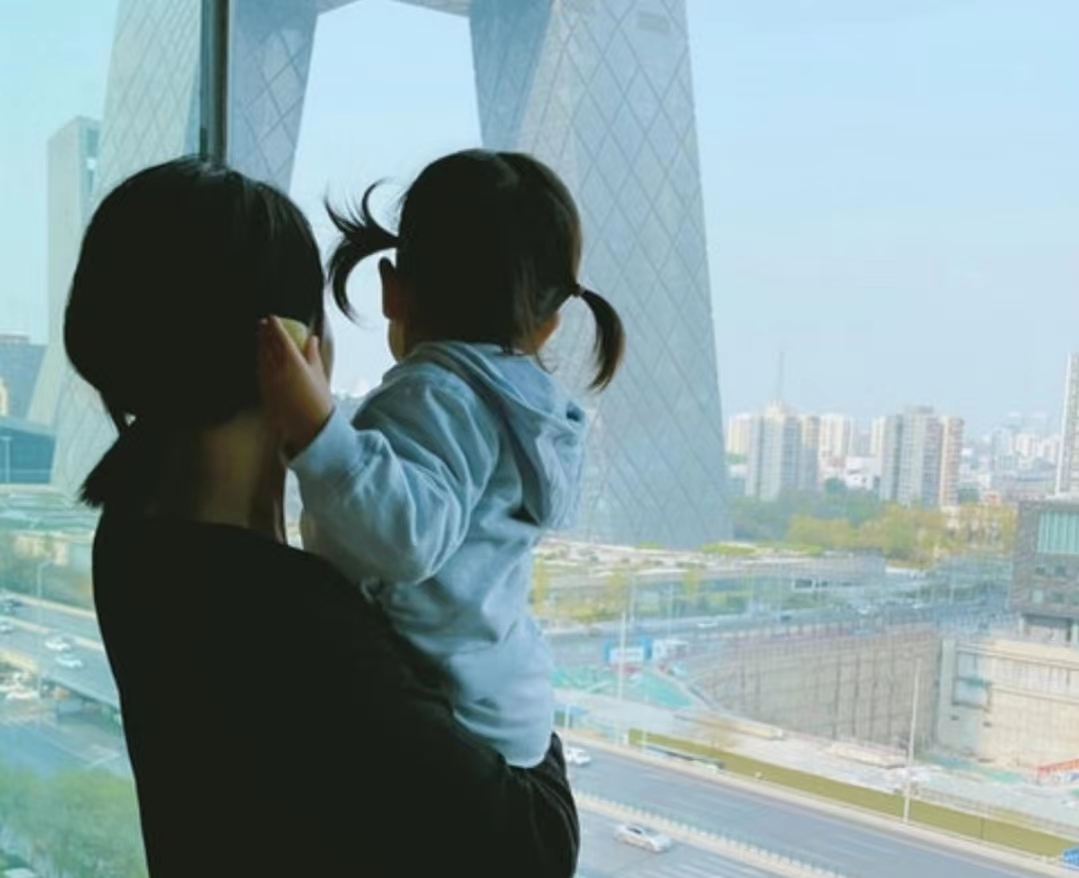 好心做坏事！TVB前女星带女儿郊外大量放生牛蛙，被网友批没常识