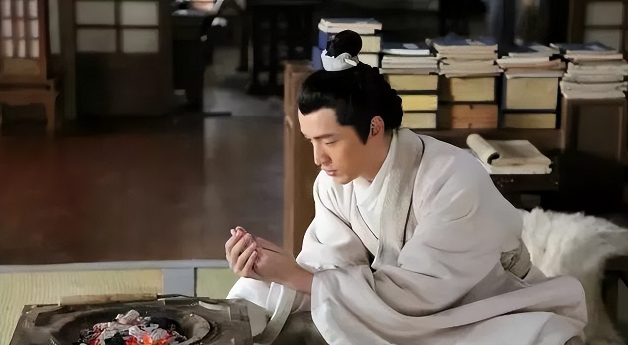 比高领毛衣取暖花样多，马克龙更应引入红楼梦、琅琊榜等古装剧