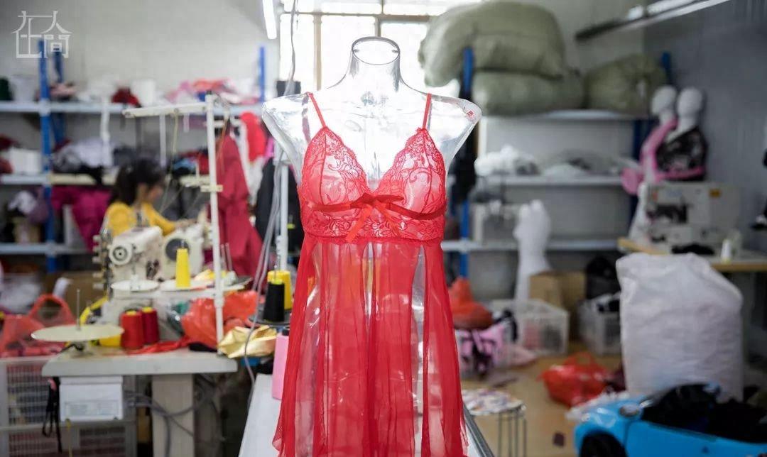 天地间丨情趣内衣小镇的女农民工每天往返于工厂和田间地头