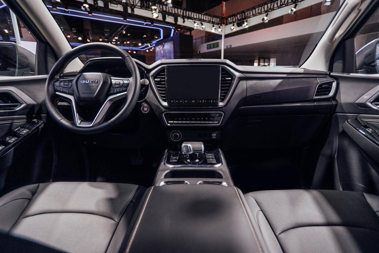 五十铃皮卡铃拓和d-max外观区别,五十铃皮卡铃拓2.5t四驱手动测试