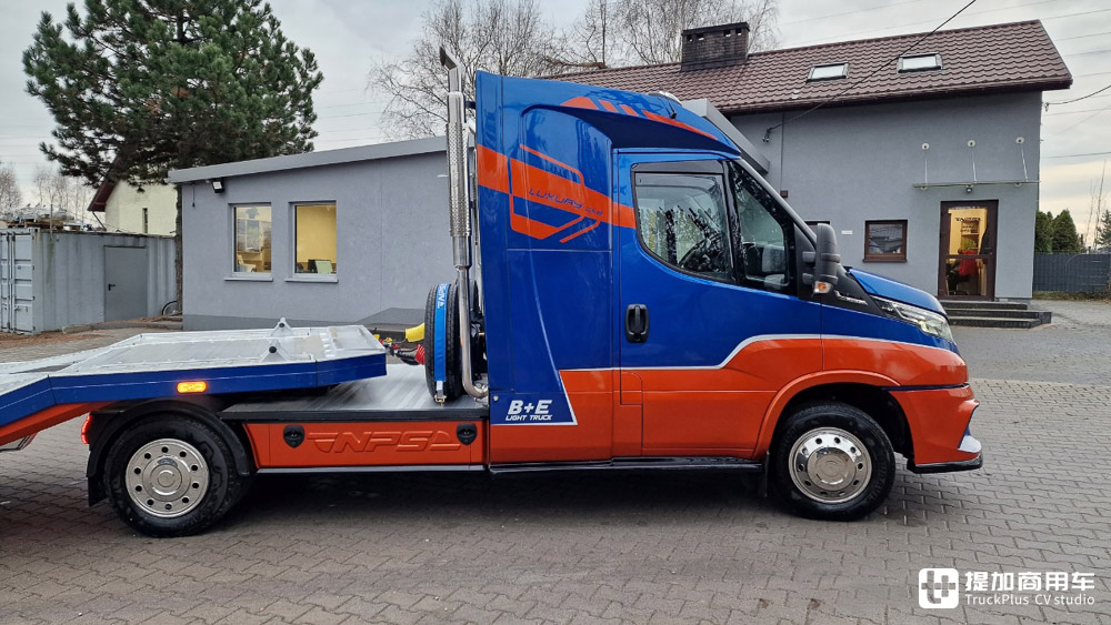 进口依维柯newdaily轻客,依维柯大七座牵引车