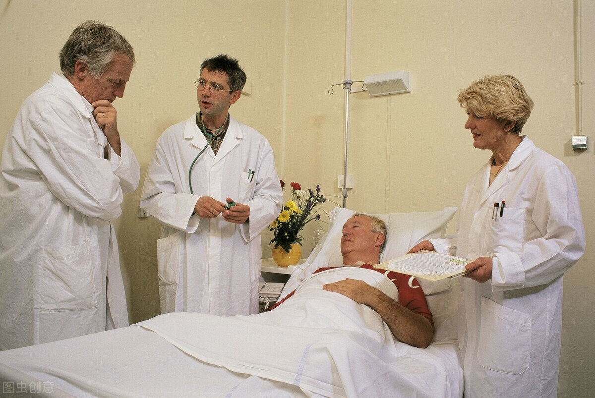 男子酒后说胳膊疼，医院检查心电图“无异常”，主任：赶紧抢救