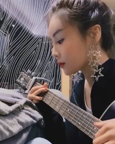 花姐：草根逆袭！一首《狂浪》赚千万，从流浪歌手变成顶级网红