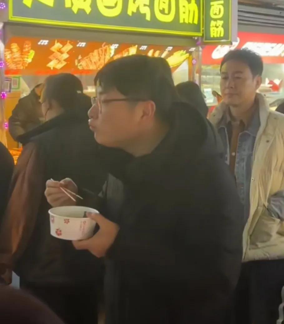 网友横店夜市偶遇张颂文,张颂文逛夜市被粉丝围堵