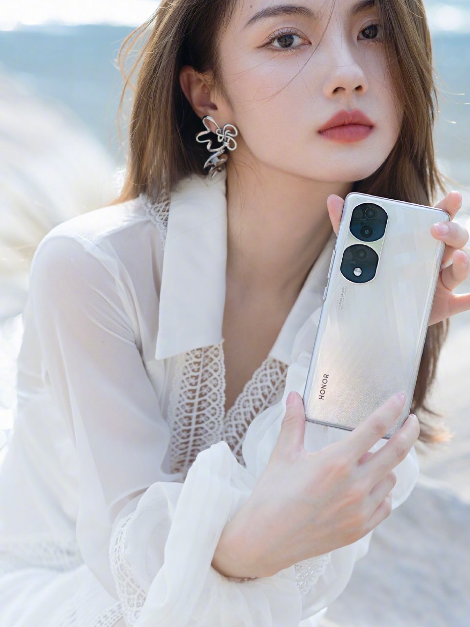 本以为魅族女模特就是机圈最好看的，没想到荣耀却还要更胜一筹